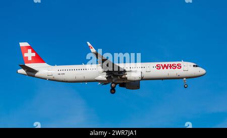 Zürich, Schweiz - 14. März 2022 : Ein Airbus A321-212 von Swiss International Airlines im Landeanflug auf den Flughafen Zürich. Enregistrement HB-ION. Banque D'Images