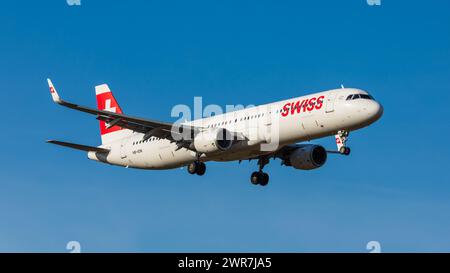 Zürich, Schweiz - 14. März 2022 : Ein Airbus A321-212 von Swiss International Airlines im Landeanflug auf den Flughafen Zürich. Enregistrement HB-ION. Banque D'Images