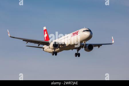 Zürich, Schweiz - 14. März 2022 : Ein Airbus A321-212 von Swiss International Airlines im Landeanflug auf den Flughafen Zürich. Enregistrement HB-ION. Banque D'Images