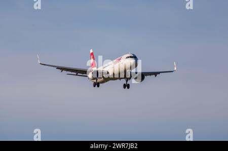 Zürich, Schweiz - 14. März 2022 : Ein Airbus A321-212 von Swiss International Airlines im Landeanflug auf den Flughafen Zürich. Enregistrement HB-ION. Banque D'Images