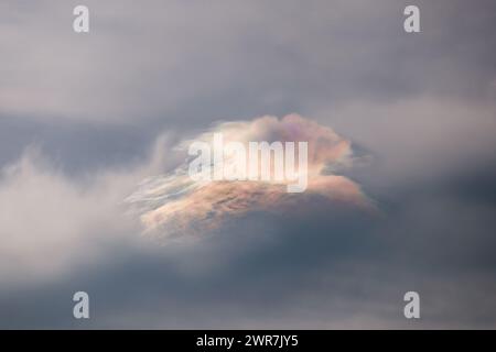 Un nuage irisé dans l'Alhambra Banque D'Images