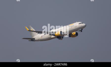 Zürich, Schweiz - 19. März 2022 : ein Airbus A320-214 von Vueling Airlines startet vom Flughafen Zürich. Enregistrement EC-LVO. Banque D'Images