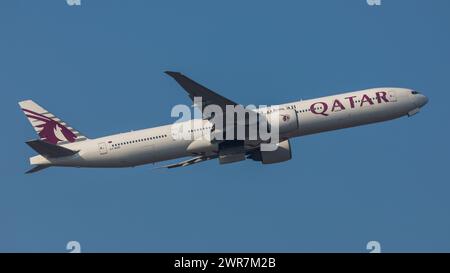 Zürich, Schweiz - 19. März 2022 : eine Boeing 777-367ER von Qatar Airways startet vom Flughafen Zürich. Enregistrement A7-BOD. Banque D'Images