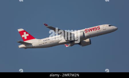 Zürich, Schweiz - 19. März 2022 : Ein Airbus A220-300 von Swiss International Airlines startet vom Flughafen Zürich. Banque D'Images