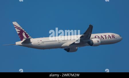 Zürich, Schweiz - 19. März 2022 : eine Boeing 777-367ER von Qatar Airways startet vom Flughafen Zürich. Enregistrement A7-BOD. Banque D'Images