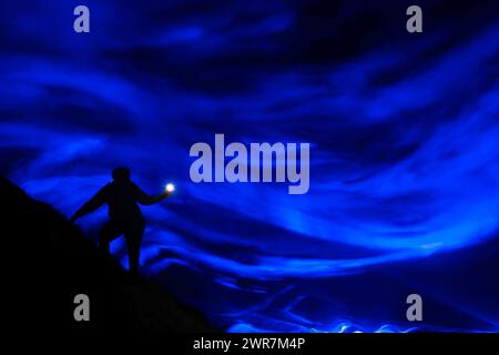 21/09/17 Winatts Pass - une gorge à flanc escarpé située en haut dans le Peak District - est illuminé à l'aide de lasers bleus et de fumée comme l'artiste Daan Rooseg Banque D'Images