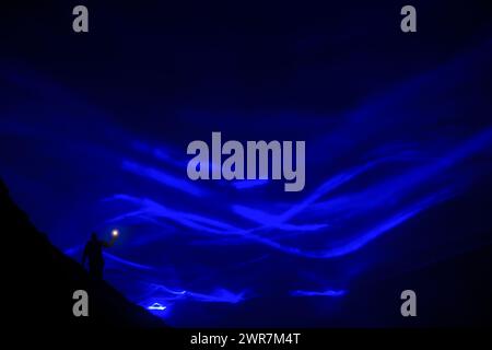 21/09/17 Winatts Pass - une gorge à flanc escarpé située en haut dans le Peak District - est illuminé à l'aide de lasers bleus et de fumée comme l'artiste Daan Rooseg Banque D'Images