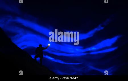 21/09/17 Winatts Pass - une gorge à flanc escarpé située en haut dans le Peak District - est illuminé à l'aide de lasers bleus et de fumée comme l'artiste Daan Rooseg Banque D'Images