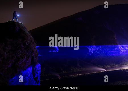 21/09/17 Winatts Pass - une gorge à flanc escarpé située en haut dans le Peak District - est illuminé à l'aide de lasers bleus et de fumée comme l'artiste Daan Rooseg Banque D'Images