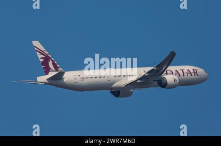 Zürich, Schweiz - 19. März 2022 : eine Boeing 777-367ER von Qatar Airways startet vom Flughafen Zürich. Enregistrement A7-BOD. Banque D'Images