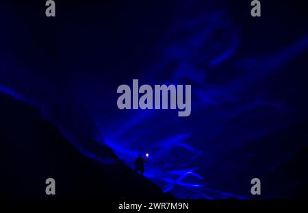 21/09/17 Winatts Pass - une gorge à flanc escarpé située en haut dans le Peak District - est illuminé à l'aide de lasers bleus et de fumée comme l'artiste Daan Rooseg Banque D'Images