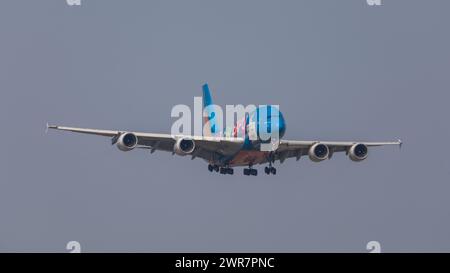 Zürich, Schweiz - 21. März 2022 : Ein Airbus A380-861 von Emirates Airlines befindet sich im Endlandeanflug auf den Flughafen Zürich. Immatriculation A6-E. Banque D'Images