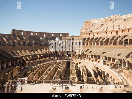 Rome, Italie, 21-02-24 Grand angle de l'intérieur du Colisée dans son intégralité. C'est une attraction touristique majeure et beaucoup de gens visitent cette anci Banque D'Images