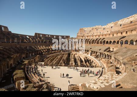 Rome, Italie, 21-02-24. Vue grand angle de l'intérieur du Colisée montrant toute l'arène, c'est une attraction touristique populaire avec beaucoup de gens v Banque D'Images