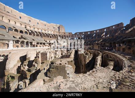 Rome, Italie, 23-02-24. Intérieur du Colisée montrant tous les différents niveaux et ruines de l'arène d'origine. Un lieu d'intérêt historique et un Banque D'Images