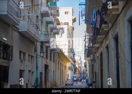 Bâtiments historiques sur Calle Lamparilla Street à Calle San Ignacio Street avec Capitolio dans la vieille Havane (la Habana Vieja), Cuba. La vieille Havane est classée au patrimoine mondial de l'UNESCO Banque D'Images