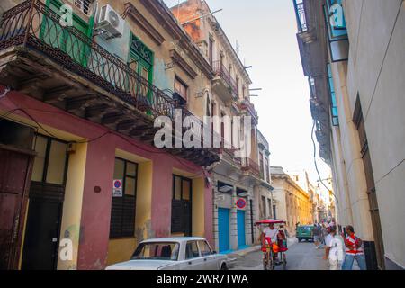 Bâtiments historiques sur Calle Lamparilla Street à Calle Aguiar Street dans la vieille Havane (la Habana Vieja), Cuba. La vieille Havane est classée au patrimoine mondial de l'UNESCO Banque D'Images