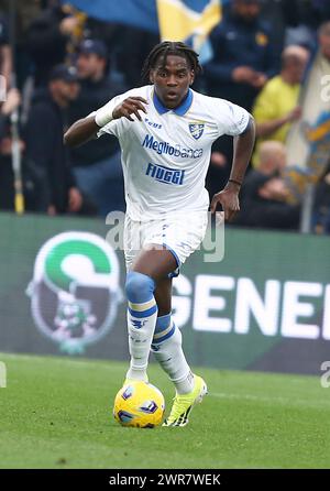 Foto Gianni Santandrea/LaPresse 09 Marzo 2024 - Reggio Emilia, Italia - sport, calcio - Sassuolo vs Frosinone - Campionato Italiano di calcio Serie A TIM 2023/2024 - Stadio Mapei Città del Tricolore. Nella foto : Okoli mars 9, 2024 Reggio Emilia, Italie - sport, calcio - Sassuolo vs Frosinone - Championnat italien de football Serie A 2023/2024 - Mapei Stadium. Sur la photo : Okoli Banque D'Images