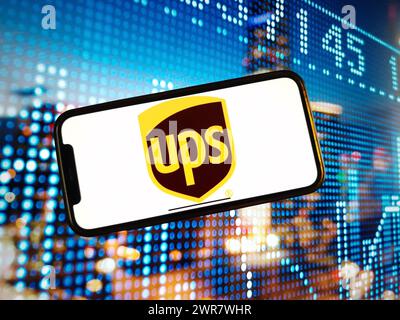 Dans cette illustration photo, le logo de la société UPS United Parcel Service est affiché sur l'écran d'un smartphone. Banque D'Images