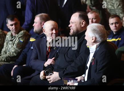 Non exclusif : KIEV, UKRAINE - 09 MARS 2024 - le président de la Verkhovna Rada d'Ukraine Ruslan Stefanchuk (C) assiste au Taras Shevchenko National Banque D'Images