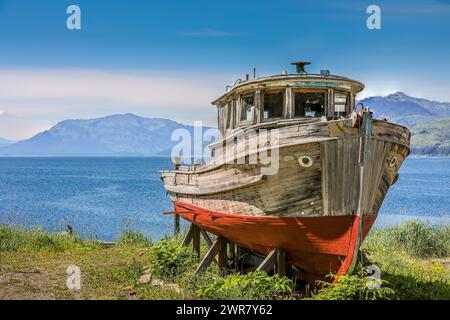 Un vieux bateau de pêche en bois abandonné en pourriture à Icy Strait point, Alaska Banque D'Images