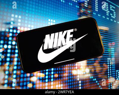 Pologne. 4 janvier 2024. Dans cette illustration photo, le logo de la société Nike est affiché sur l'écran d'un smartphone. (Crédit image : © Piotr SWAT/SOPA images via ZUMA Press Wire) USAGE ÉDITORIAL SEULEMENT! Non destiné à UN USAGE commercial ! Banque D'Images