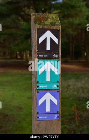 Je ne peux que supposer que les extraterrestres peuvent lire et retourner au bon endroit d'atterrissage, forêt de Rendlesham, Suffolk, Angleterre, mars 2024. Banque D'Images