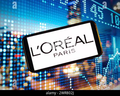 Pologne. 04 janvier 2024. Dans cette illustration photo, le logo de la société L`Oréal est affiché sur un écran de smartphone. (Photo de Piotr SWAT/SOPA images/SIPA USA) *** strictement à des fins éditoriales *** crédit : SIPA USA/Alamy Live News Banque D'Images