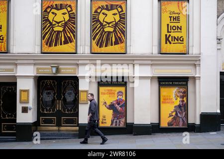 Le théâtre musical du West End montre des affiches pour le Roi Lion au Lyceum Theatre au cœur du Londons Theatreland le 4 mars 2024 à Londres, Royaume-Uni. Le West End Theatre est un théâtre professionnel grand public mis en scène dans les grands théâtres du West End de Londres et à proximité, qui a également été surnommé Theatreland. Le théâtre West End est généralement considéré comme représentant le plus haut niveau de théâtre commercial. Banque D'Images