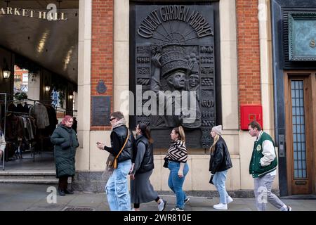 Sculpture en métal à Covent Garden le 4 mars 2024 à Londres, Royaume-Uni. Covent Garden est une zone touristique animée à la lisière du West End connue comme une destination pour le shopping, la navigation sur les marchés, la nourriture et le divertissement. Londres est l'une des principales destinations touristiques du monde, avec de nombreuses attractions touristiques célèbres. La ville attire des millions de visiteurs internationaux ainsi que des touristes nationaux et des voyageurs d'une journée chaque année. Le secteur des voyages et du tourisme au Royaume-Uni contribue grandement à l'économie, le secteur du tourisme employant quelque 700 000 personnes. Banque D'Images