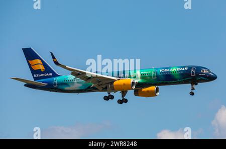 Eine Boeing 757-256 von Icelandair befindet sich im Landeanflug auf den Flughafen Zürich. DAS Flugzeug trägt die Sonderbemalung mit dem Namen 'Aurora Banque D'Images