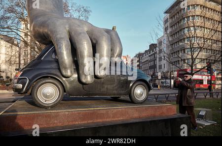 "Vroom Vroom", sculpture de l'artiste italien Lorenzo Quinn dans le centre de Londres Banque D'Images