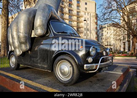 "Vroom Vroom", sculpture de l'artiste italien Lorenzo Quinn dans le centre de Londres Banque D'Images