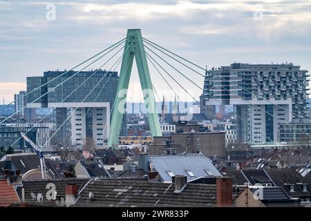 cologne, NRW, Allemagne, vue sur le centre-ville de Cologne, piliers du Severinsbrücke, sur le Rhin, grues dans le Rheinauenhafen, NRW, G. Banque D'Images