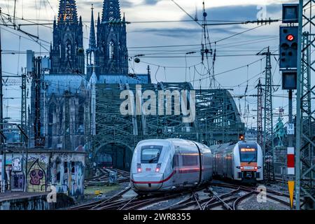 Train ICE sur la piste devant la gare centrale de Cologne, pont Hohenzollern, cathédrale de Cologne, NRW, Allemagne, Banque D'Images