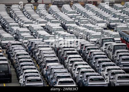 Place de parking pour véhicules d'importation, centaines de Hyundai Ioniq, voitures électriques, en attente de transport, au terminal à conteneurs EUROGATE Banque D'Images