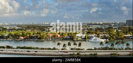 Miami, Floride, États-Unis - 27 janvier 2024 : vue panoramique des maisons de luxe sur le front de mer de Miami Banque D'Images