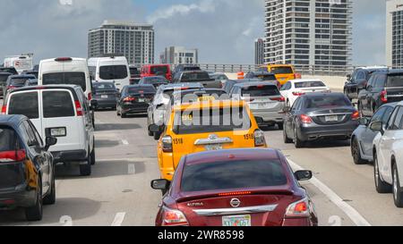 Miami, Floride, États-Unis - 27 janvier 2024 : file d'attente sur une route dans le centre-ville de Miami Banque D'Images