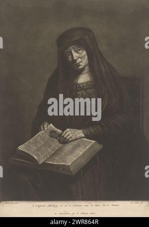 Vieille femme avec la Bible sur ses genoux, peut-être la mère de Rembrandt, vieille femme avec la Bible sur ses genoux, pince-nez à la main., imprimeur : Pieter Louw, après peinture par : Rembrandt van Rijn, éditeur : Pierre Fouquet, Amsterdam, 1739 - 1800, papier, hauteur 351 mm × largeur 240 mm, impression Banque D'Images