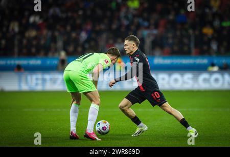 Leverkusen, Allemagne. 10 mars 2024. Florian Wirtz (Leverkusen), Yannick Gerhardt (Wolfsburg) Bayer Leverkusen - VfL Wolfsburg 10.03.2024 Copyright Banque D'Images