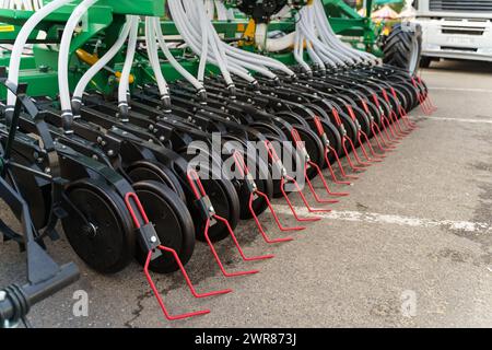 Machine agricole verte - semoir universel automatique, debout dans le parking. Conçu pour semer des graines de céréales, légumineuses, crucifères grasse Banque D'Images