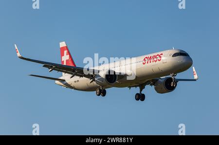 Ein Airbus A321-271NX (Airbus A321neo) von Swiss International Airlines befindet sich im Landeanflug auf den Heimatflughafen Zürich. Enregistrement HB-J. Banque D'Images
