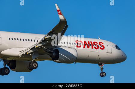 Ein Airbus A321-271NX (Airbus A321neo) von Swiss International Airlines befindet sich im Landeanflug auf den Heimatflughafen Zürich. Enregistrement HB-J. Banque D'Images