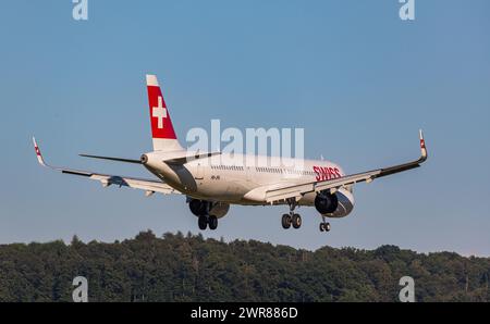 Ein Airbus A321-271NX (Airbus A321neo) von Swiss International Airlines befindet sich im Landeanflug auf den Heimatflughafen Zürich. Enregistrement HB-J. Banque D'Images