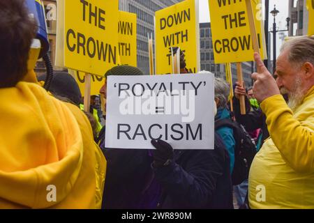 Londres, Royaume-Uni. 11 mars 2024. Les manifestants anti-monarchie du groupe Republic se rassemblent devant l'abbaye de Westminster alors que des membres de la famille royale arrivent pour commémorer le jour du Commonwealth. Crédit : Vuk Valcic/Alamy Live News Banque D'Images