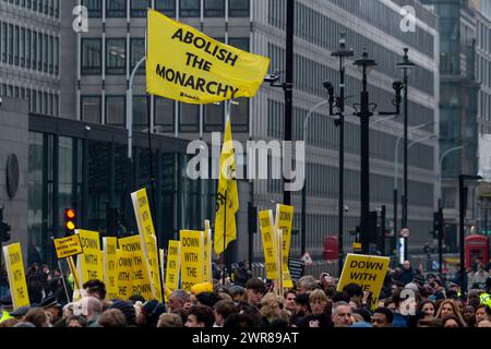 Londres, Royaume-Uni. 11 mars 2024. Les anti-monarchistes manifestent devant le Commonwealth Day Service à l'abbaye de Westminster qui se tient depuis 1972 et célèbre les peuples et les cultures des 54 Nations du Commonwealth. Alors que le roi Charles continue de subir un traitement contre le cancer, la reine Camilla a dirigé le groupe des aînés de la famille royale présents. Credit : Stephen Chung / Alamy Live News Banque D'Images