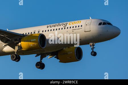 Ein Airbus A320-271N (Airbus A320neo) von der spanischen Billigfluggesellschaft Vueling Airlines befindet sich im Landeanflug auf den Flughafen Zürich Banque D'Images