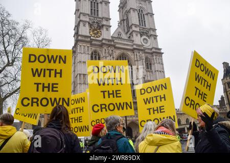 Londres, Royaume-Uni. 11 mars 2024. Les manifestants anti-monarchie du groupe Republic se rassemblent devant l'abbaye de Westminster alors que des membres de la famille royale arrivent pour commémorer le jour du Commonwealth. Crédit : Vuk Valcic/Alamy Live News Banque D'Images