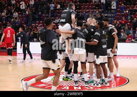 Milan, Italie. 8 mars 2024. Italie, Milan, 8 mars 2024 : L'équipe de Partizan Belgrade entre dans le court pour l'échauffement pendant le match de basket EA7 Emporio Armani Milan vs Partizan Belgrade, EuroLeague 2023-24 round 28 (crédit image : © Fabrizio Andrea Bertani/Pacific Press via ZUMA Press Wire) USAGE ÉDITORIAL SEULEMENT! Non destiné à UN USAGE commercial ! Banque D'Images