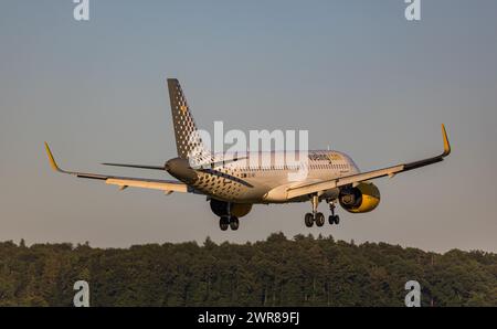 Ein Airbus A320-271N (Airbus A320neo) von der spanischen Billigfluggesellschaft Vueling Airlines befindet sich im Landeanflug auf den Flughafen Zürich Banque D'Images